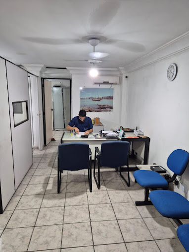 Delano Lopes em frente ao escritório da Lopes Corretora